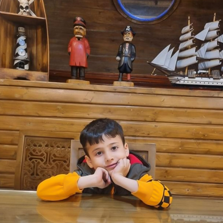 صدرا عطایی مدل برتر کودک 