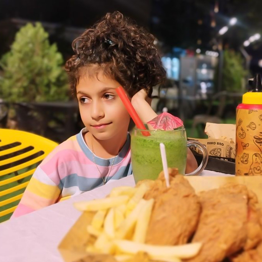 آیناز عباسی مدل برتر کودک 