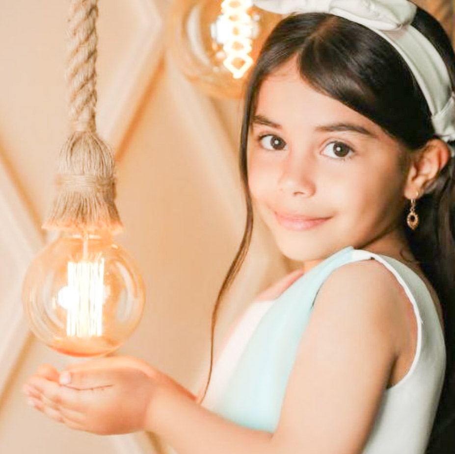 آیناز جعفری مدل برتر کودک 