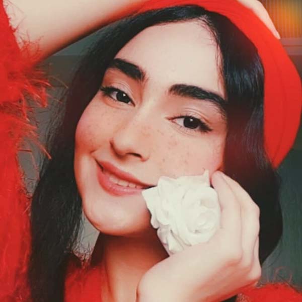مبینا محب علی گوینده و دکلماتور برتر ایرانی